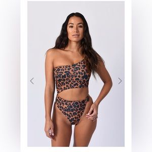 Skatie leopard print Nicole one piece size medium